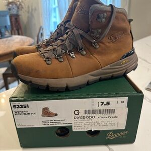 Danner hiking boots women’s size 7.5
